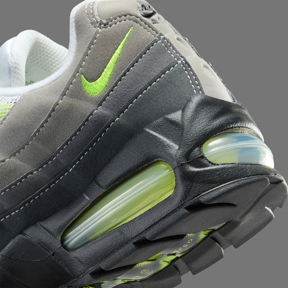 Nike Air Max 95 Neon Safari noire et grise avec motif Safari, touches Volt, panneaux superposés et unités Nike Air visibles.