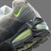 Nike Air Max 95 Neon Safari noire et grise avec motif Safari, touches Volt, panneaux superposés et unités Nike Air visibles.
