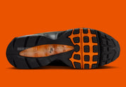 Vue sur la semelle de la sneakers Nike Air Max 95 Safety Orange Camo en matériaux premium avec motif camouflage, accents orange et unités Air visibles