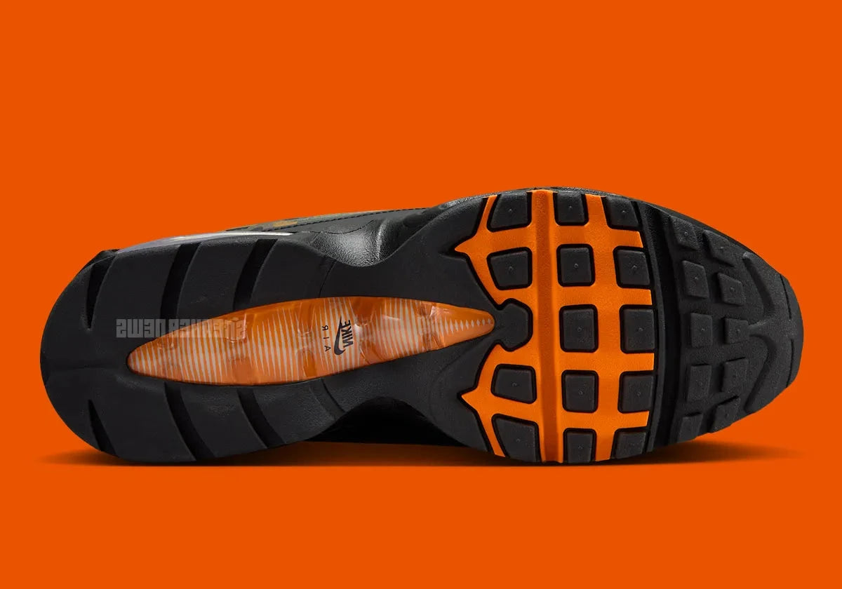 Vue sur la semelle de la sneakers Nike Air Max 95 Safety Orange Camo en matériaux premium avec motif camouflage, accents orange et unités Air visibles