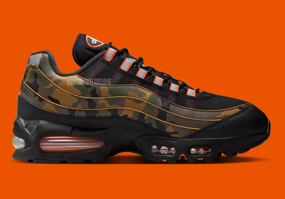 Sneakers Nike Air Max 95 Safety Orange Camo en matériaux premium avec motif camouflage, accents orange et unités Air visibles vue de profil intérieur. 