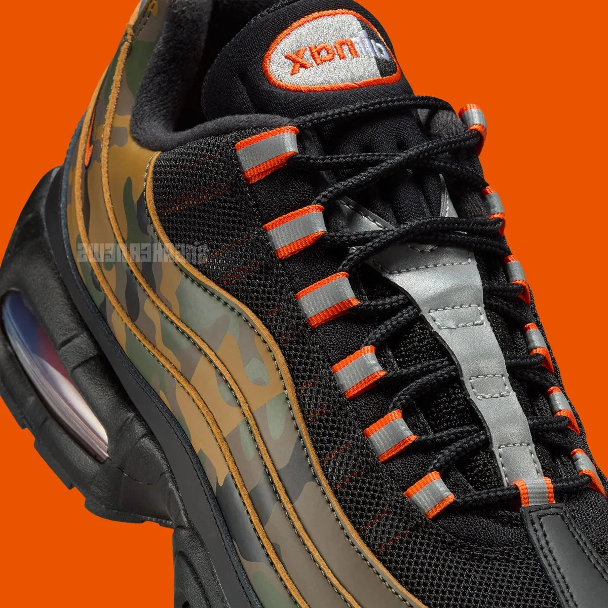 Vue zoomée sur les détails latéraux de la sneakers Nike Air Max 95 Safety Orange Camo en matériaux premium avec motif camouflage, accents orange et unités Air visibles