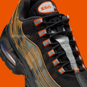 Vue zoomée sur les détails latéraux de la sneakers Nike Air Max 95 Safety Orange Camo en matériaux premium avec motif camouflage, accents orange et unités Air visibles