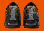 Sneakers Nike Air Max 95 Safety Orange Camo en matériaux premium avec motif camouflage, accents orange et unités Air visibles vue de derrière. 