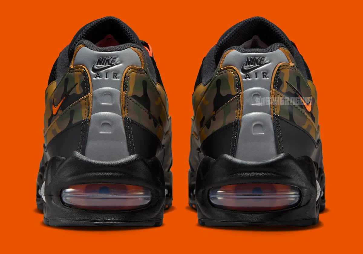 Sneakers Nike Air Max 95 Safety Orange Camo en matériaux premium avec motif camouflage, accents orange et unités Air visibles vue de derrière. 