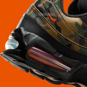 Vue zoomée sur les détails arrières de la sneakers Nike Air Max 95 Safety Orange Camo en matériaux premium avec motif camouflage, accents orange et unités Air visibles