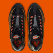 Sneakers Nike Air Max 95 Safety Orange Camo en matériaux premium avec motif camouflage, accents orange et unités Air visibles vue du dessus. 