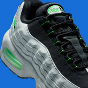 Vue zoomée sur les détails latéraux de la sneakers Nike Air Max 95 Racing Pack Light Smoke Green Strike en matériaux premium avec unités Air visibles et design ondulé iconique