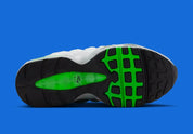 Vue sur la semelle de la sneakers Nike Air Max 95 Racing Pack Light Smoke Green Strike en matériaux premium avec unités Air visibles et design ondulé iconique