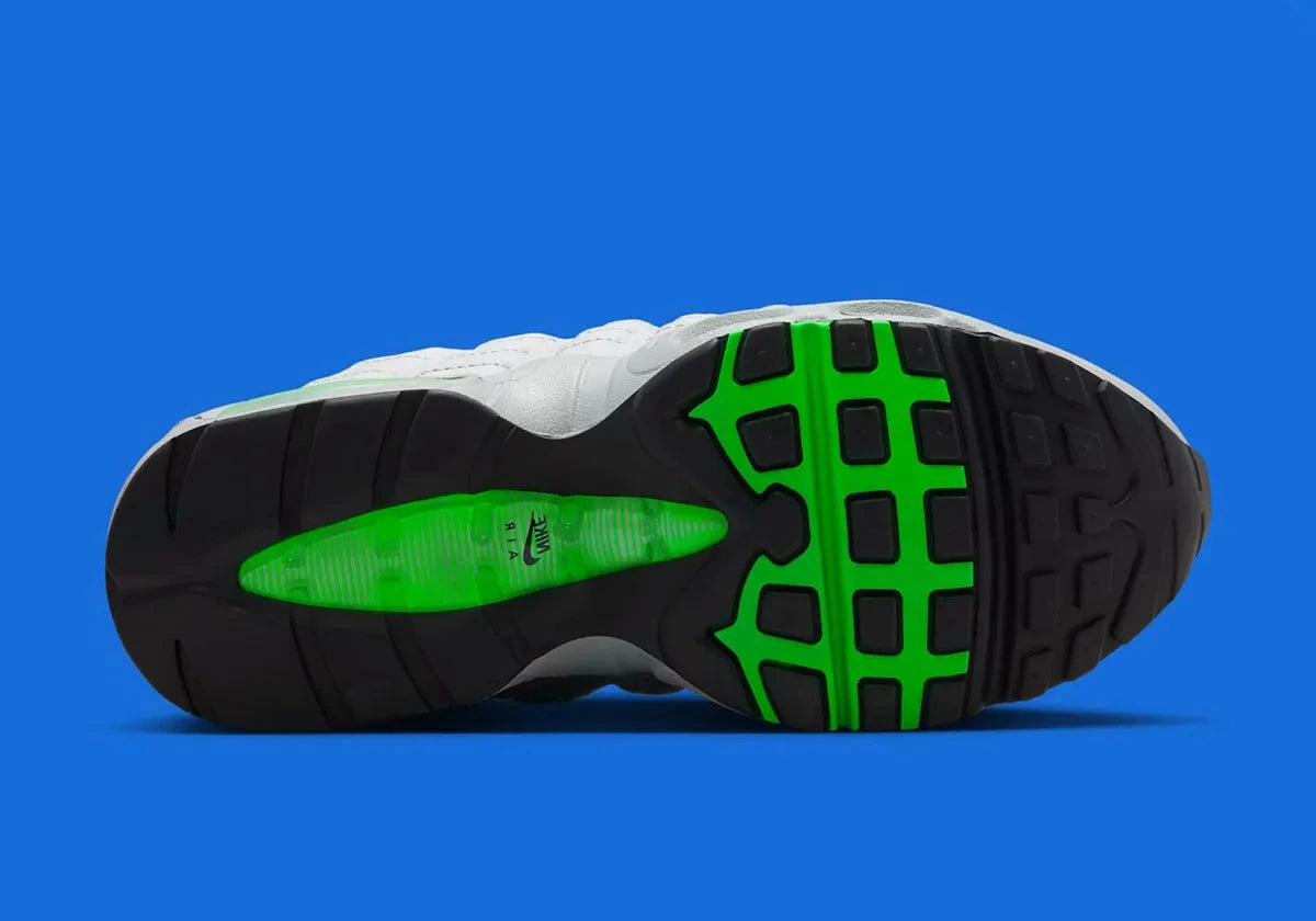 Vue sur la semelle de la sneakers Nike Air Max 95 Racing Pack Light Smoke Green Strike en matériaux premium avec unités Air visibles et design ondulé iconique