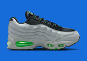 Sneakers Nike Air Max 95 Racing Pack Light Smoke Green Strike en matériaux premium avec unités Air visibles et design ondulé iconique vue de profil intérieur. 
