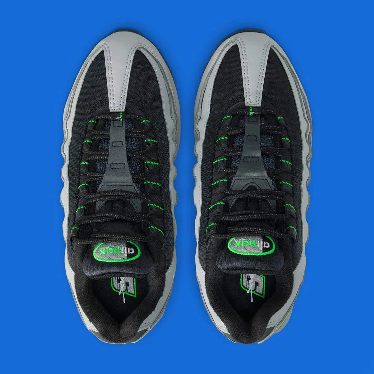 Sneakers Nike Air Max 95 Racing Pack Light Smoke Green Strike en matériaux premium avec unités Air visibles et design ondulé iconique vue du dessus. 