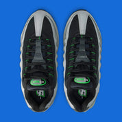 Sneakers Nike Air Max 95 Racing Pack Light Smoke Green Strike en matériaux premium avec unités Air visibles et design ondulé iconique vue du dessus. 