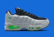 Sneakers Nike Air Max 95 Racing Pack Light Smoke Green Strike en matériaux premium avec unités Air visibles et design ondulé iconique vue de profil. 