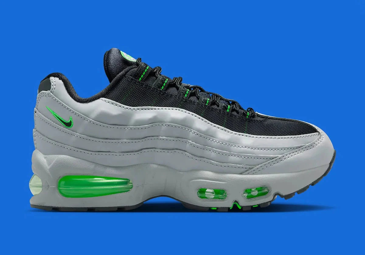 Sneakers Nike Air Max 95 Racing Pack Light Smoke Green Strike en matériaux premium avec unités Air visibles et design ondulé iconique vue de profil. 