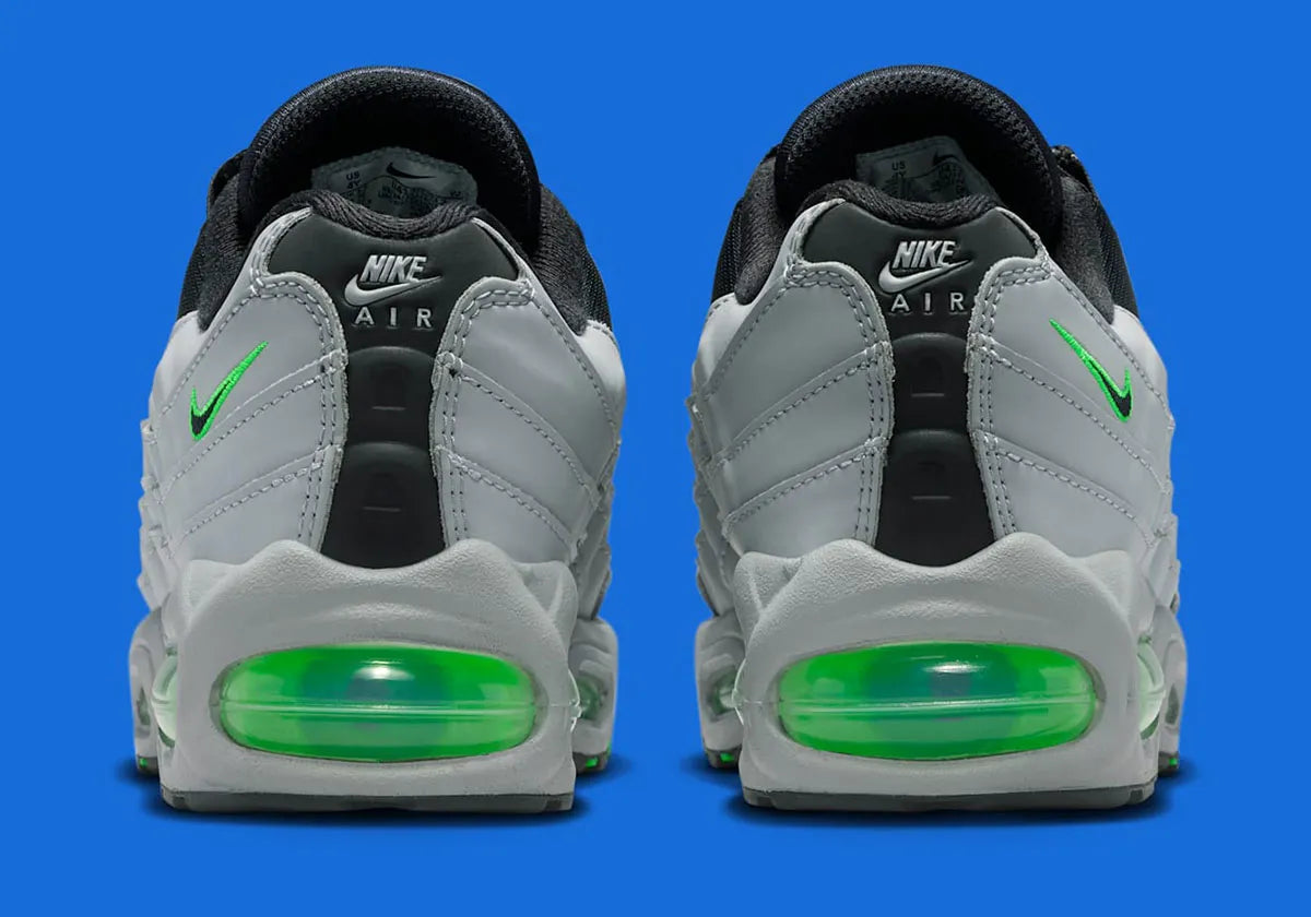 Sneakers Nike Air Max 95 Racing Pack Light Smoke Green Strike en matériaux premium avec unités Air visibles et design ondulé iconique vue de derrière. 