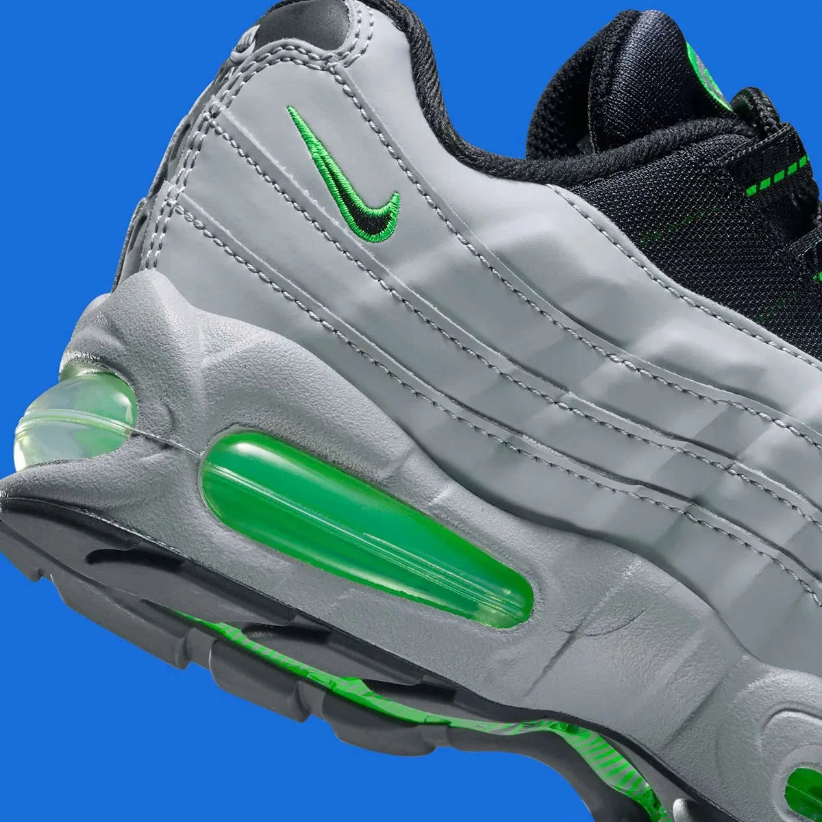 Vue zoomée sur les détails arrières de la S
sneakers Nike Air Max 95 Racing Pack Light Smoke Green Strike en matériaux premium avec unités Air visibles et design ondulé iconique 