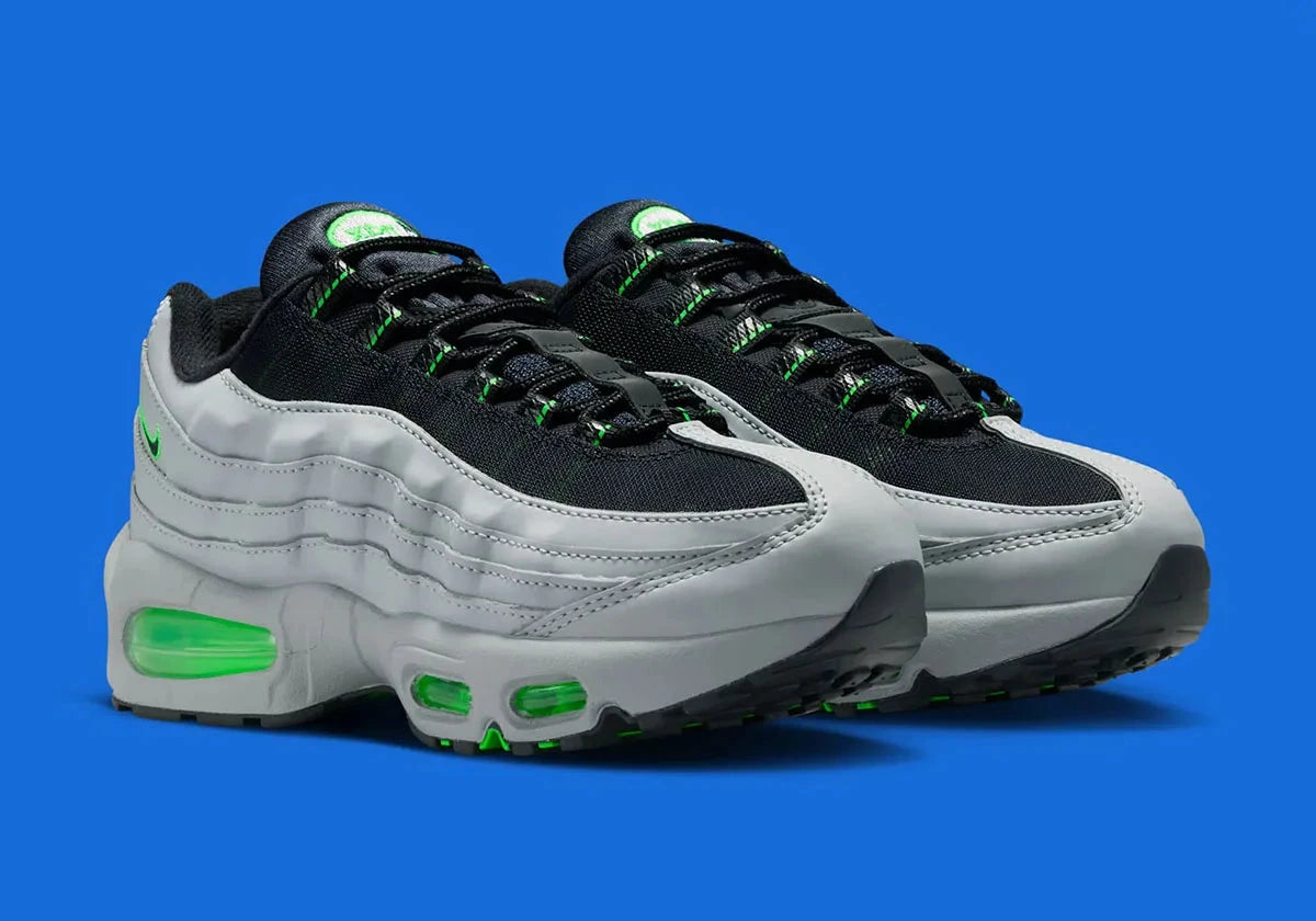 Sneakers Nike Air Max 95 Racing Pack Light Smoke Green Strike en matériaux premium avec unités Air visibles et design ondulé iconique vue de 3/4 face. 