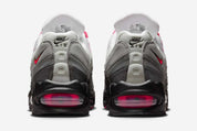 Nike Air Max 95 OG Big Bubble Reverse Solar Red avec tige en mesh, cuir synthétique et suède en dégradé de gris, accents Solar Red, unités Big Bubble Air visibles et semelle extérieure en caoutchouc vue de derrière. 