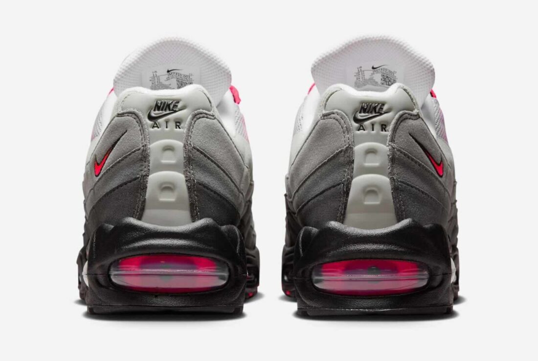 Nike Air Max 95 OG Big Bubble Reverse Solar Red avec tige en mesh, cuir synthétique et suède en dégradé de gris, accents Solar Red, unités Big Bubble Air visibles et semelle extérieure en caoutchouc vue de derrière. 
