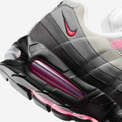 Vue zoomée sur les détails arrières de la Nike Air Max 95 OG Big Bubble Reverse Solar Red avec tige en mesh, cuir synthétique et suède en dégradé de gris, accents Solar Red, unités Big Bubble Air visibles et semelle extérieure en caoutchouc.