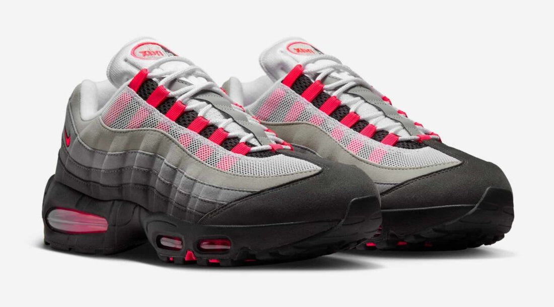 Nike Air Max 95 OG Big Bubble Reverse Solar Red avec tige en mesh, cuir synthétique et suède en dégradé de gris, accents Solar Red, unités Big Bubble Air visibles et semelle extérieure en caoutchouc vue de 3/4 face. 