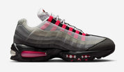 Nike Air Max 95 OG Big Bubble Reverse Solar Red avec tige en mesh, cuir synthétique et suède en dégradé de gris, accents Solar Red, unités Big Bubble Air visibles et semelle extérieure en caoutchouc vue de profil intérieur. 