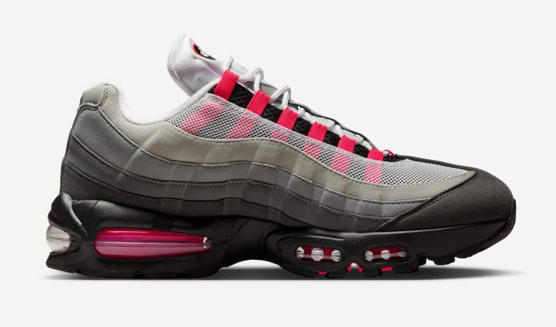 Nike Air Max 95 OG Big Bubble Reverse Solar Red avec tige en mesh, cuir synthétique et suède en dégradé de gris, accents Solar Red, unités Big Bubble Air visibles et semelle extérieure en caoutchouc vue de profil intérieur. 