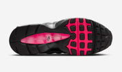 Nike Air Max 95 OG Big Bubble Reverse Solar Red avec tige en mesh, cuir synthétique et suède en dégradé de gris, accents Solar Red, unités Big Bubble Air visibles et semelle extérieure en caoutchouc vue sur la semelle. 