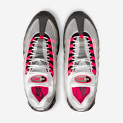 Nike Air Max 95 OG Big Bubble Reverse Solar Red avec tige en mesh, cuir synthétique et suède en dégradé de gris, accents Solar Red, unités Big Bubble Air visibles et semelle extérieure en caoutchouc vue du dessus. 