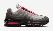 Nike Air Max 95 OG Big Bubble Reverse Solar Red avec tige en mesh, cuir synthétique et suède en dégradé de gris, accents Solar Red, unités Big Bubble Air visibles et semelle extérieure en caoutchouc vue de profil. 