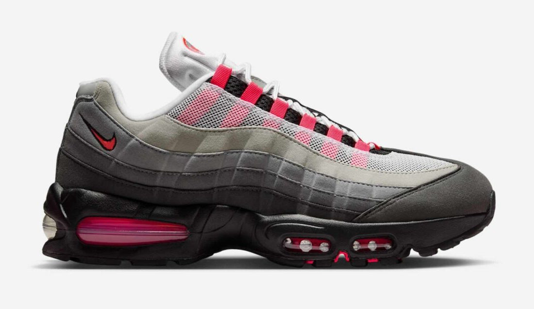 Nike Air Max 95 OG Big Bubble Reverse Solar Red avec tige en mesh, cuir synthétique et suède en dégradé de gris, accents Solar Red, unités Big Bubble Air visibles et semelle extérieure en caoutchouc vue de profil. 