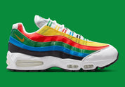 Nike Air Max 95 Olympic 2026 avec tige en mesh, cuir synthétique et suède blanc et bleu, détails Metallic Gold, unités Max Air visibles et semelle extérieure en caoutchouc vue de profil. 