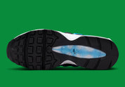 Nike Air Max 95 Olympic 2026 avec tige en mesh, cuir synthétique et suède blanc et bleu, détails Metallic Gold, unités Max Air visibles et semelle extérieure en caoutchouc vue de profil. 