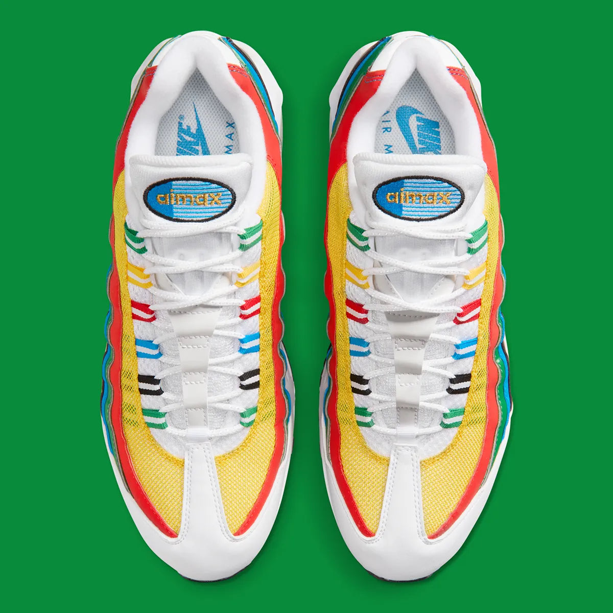 Nike Air Max 95 Olympic 2026 avec tige en mesh, cuir synthétique et suède blanc et bleu, détails Metallic Gold, unités Max Air visibles et semelle extérieure en caoutchouc vue de profil. 