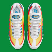 Nike Air Max 95 Olympic 2026 avec tige en mesh, cuir synthétique et suède blanc et bleu, détails Metallic Gold, unités Max Air visibles et semelle extérieure en caoutchouc vue de profil. 