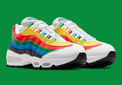 Nike Air Max 95 Olympic 2026 avec tige en mesh, cuir synthétique et suède blanc et bleu, détails Metallic Gold, unités Max Air visibles et semelle extérieure en caoutchouc vue de profil. 