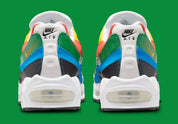 Nike Air Max 95 Olympic 2026 avec tige en mesh, cuir synthétique et suède blanc et bleu, détails Metallic Gold, unités Max Air visibles et semelle extérieure en caoutchouc vue de profil. 