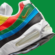 Nike Air Max 95 Olympic 2026 avec tige en mesh, cuir synthétique et suède blanc et bleu, détails Metallic Gold, unités Max Air visibles et semelle extérieure en caoutchouc vue de profil. 