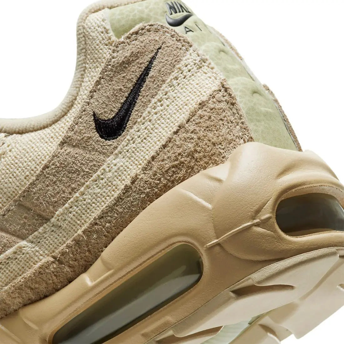 Nike Air Max 95 PRM Grain DH4102-200, sneaker beige Grain et Coconut Milk en mesh, suède et cuir avec unités Nike Air visibles.