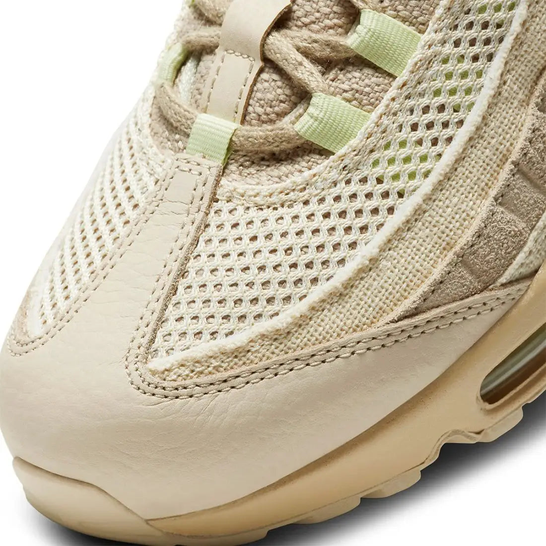 Nike Air Max 95 PRM Grain DH4102-200, sneaker beige Grain et Coconut Milk en mesh, suède et cuir avec unités Nike Air visibles.