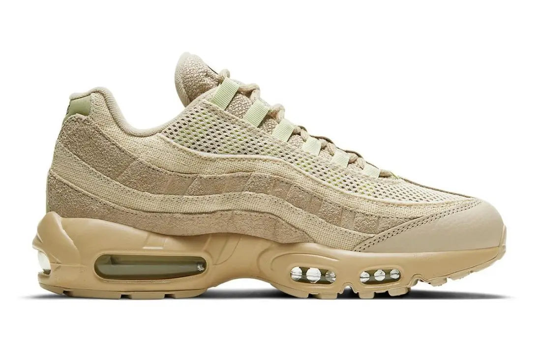 Nike Air Max 95 PRM Grain DH4102-200, sneaker beige Grain et Coconut Milk en mesh, suède et cuir avec unités Nike Air visibles.