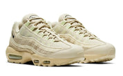 Nike Air Max 95 PRM Grain DH4102-200, sneaker beige Grain et Coconut Milk en mesh, suède et cuir avec unités Nike Air visibles.
