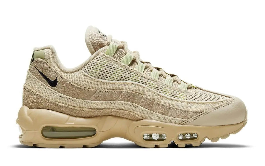 Nike Air Max 95 PRM Grain DH4102-200, sneaker beige Grain et Coconut Milk en mesh, suède et cuir avec unités Nike Air visibles.