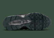 Sneaker technique au design outdoor premium, la Salomon XT-6 Walnut Huckleberry associe amorti performant, stabilité avancée et adhérence Contagrip pour un style fonctionnel ultra contemporain.