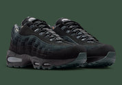 Sneaker technique au design outdoor premium, la Salomon XT-6 Walnut Huckleberry associe amorti performant, stabilité avancée et adhérence Contagrip pour un style fonctionnel ultra contemporain.