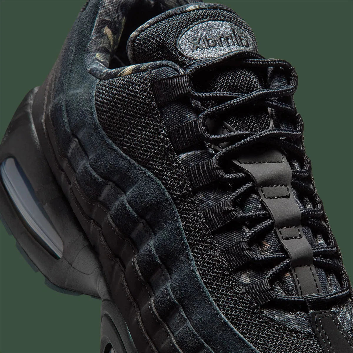 Sneaker technique au design outdoor premium, la Salomon XT-6 Walnut Huckleberry associe amorti performant, stabilité avancée et adhérence Contagrip pour un style fonctionnel ultra contemporain.
