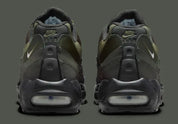 Nike Air Max 95 Sequoia vert olive et kaki avec tige en mesh et cuir, panneaux multicouches et unités Air visibles.