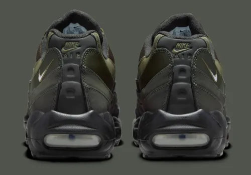 Nike Air Max 95 Sequoia vert olive et kaki avec tige en mesh et cuir, panneaux multicouches et unités Air visibles.