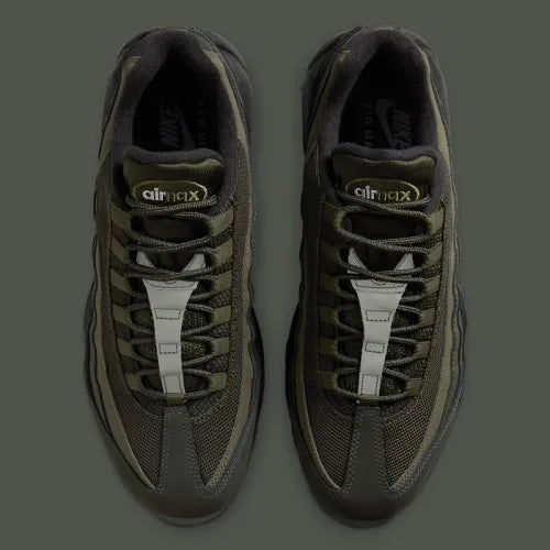 Nike Air Max 95 Sequoia vert olive et kaki avec tige en mesh et cuir, panneaux multicouches et unités Air visibles.